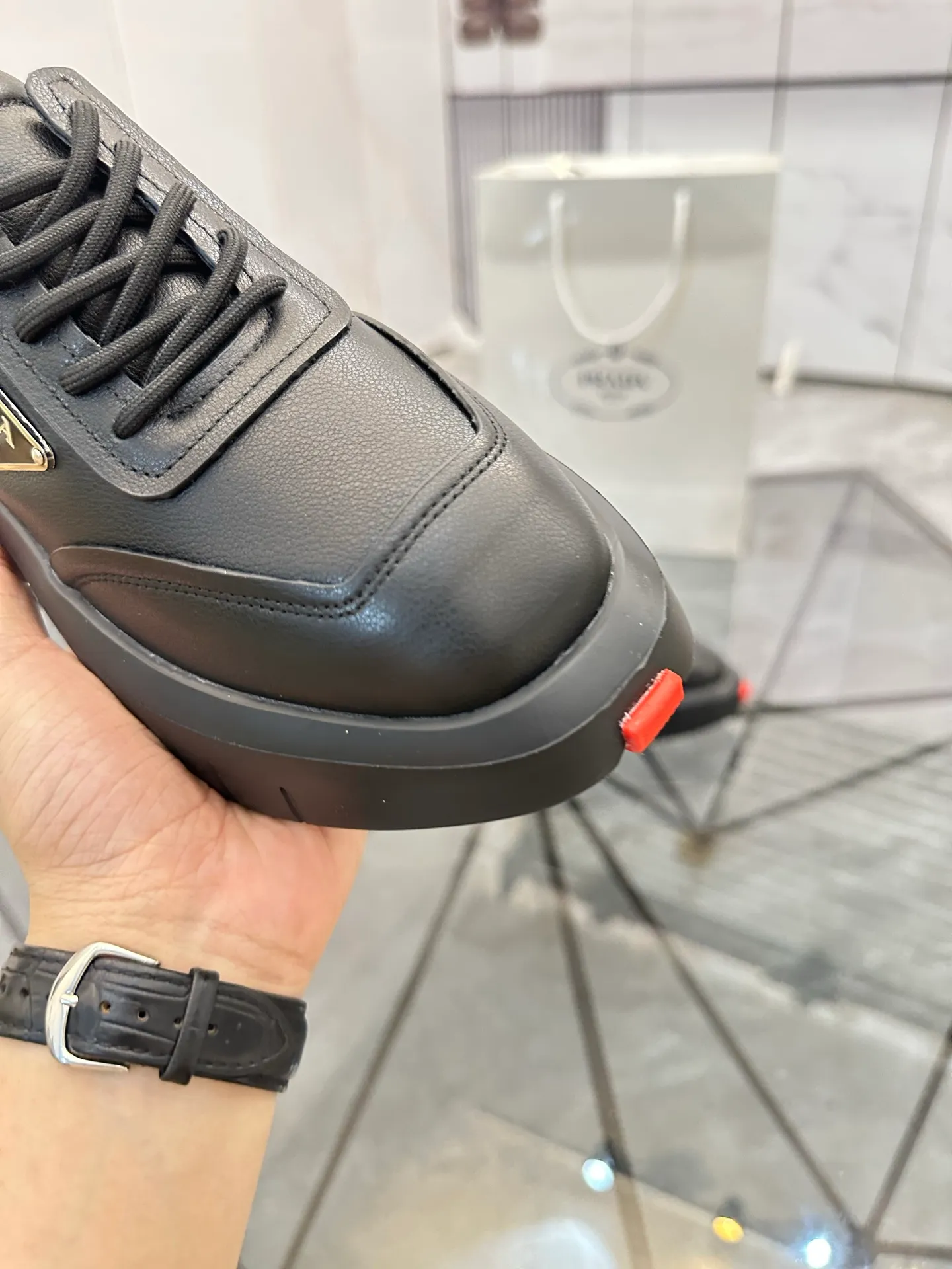 Selling men's shoes 💰: 💰P560¥ High-end top quality Product trademark: Prada * "Prada*" low-top casual shoes Regular size: 35-45 (can be customized to 46) Couple style Product material: imported first-layer cowhide leather upper, breathable lining, original outsole. No.: H201